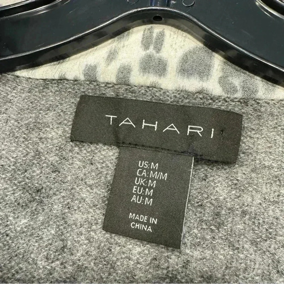 Tahari Gray Cashmere V-neck Sweater Silk Point Collar Lining Size Medium - Picture 3 of 11